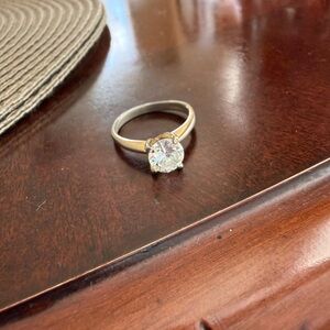 18KT HG Ring Size 7.50